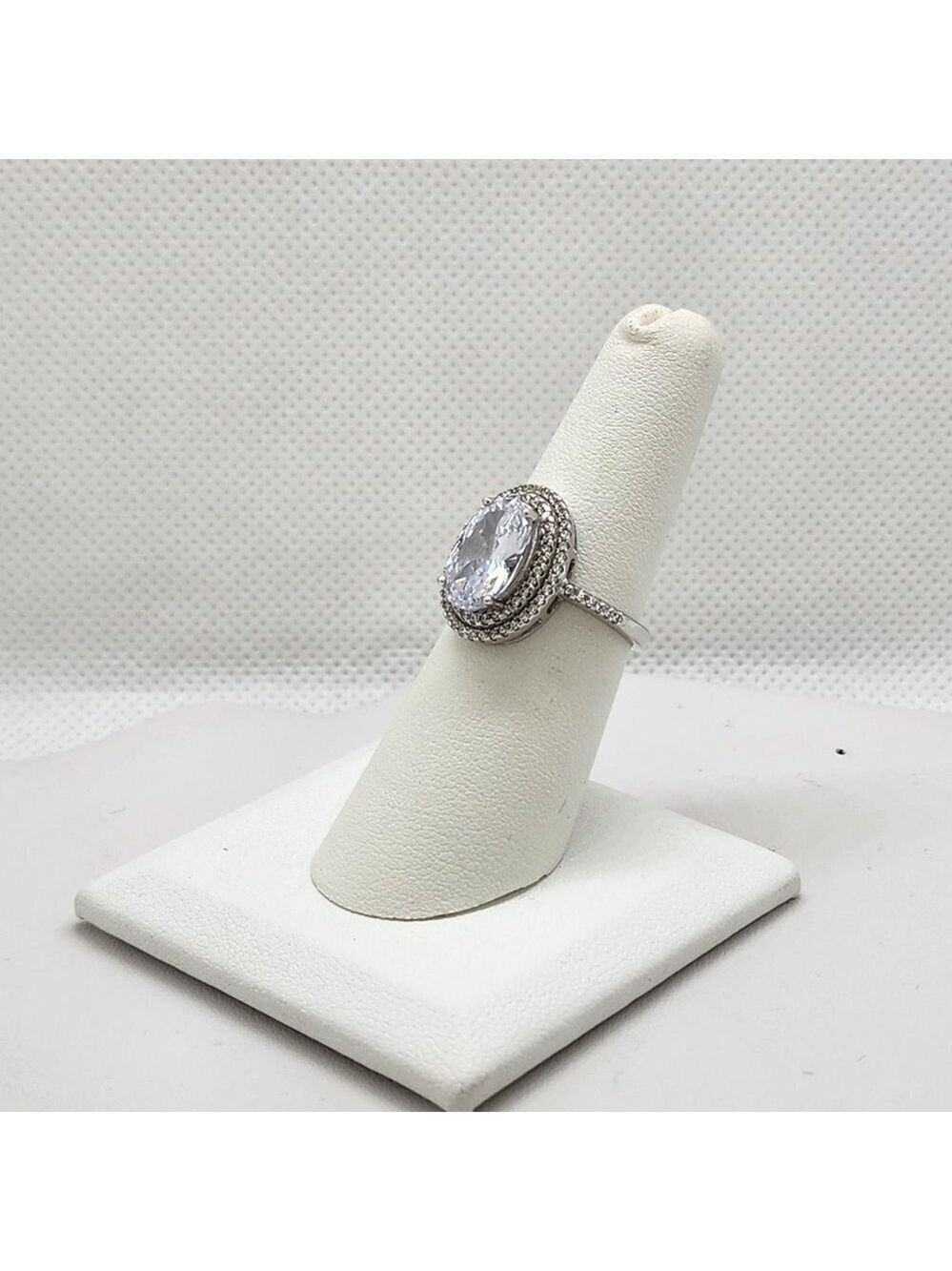 Brand New Sterling Silver 925 Oval Design Ring   This elegant ring features a ge